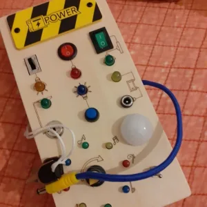 Recebido o Quadro de Atividades Montessori com Luzes LED do cliente D***e.