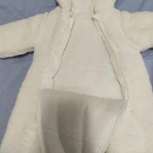 Recebido Macacão com Capuz para Bebê Acolchoado da cliente L***a.