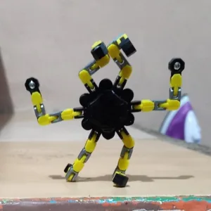 Recebido Robô Transformável Fidget Spinner do cliente K****n.